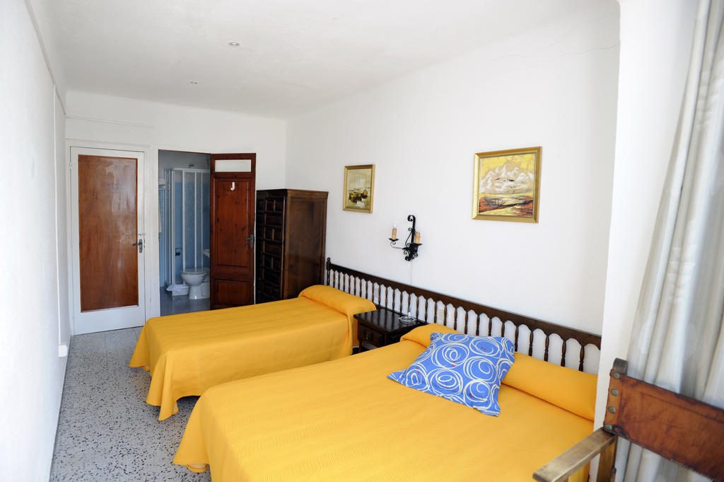 Hostal Can Marinés Sant Carlos de la Ràpita Habitación foto